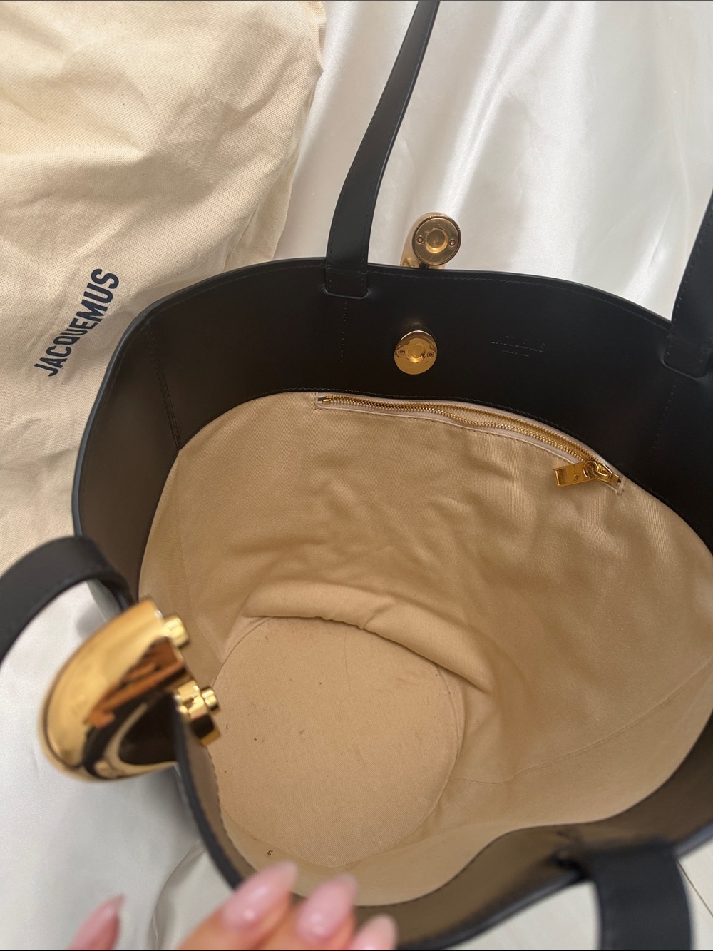 Jacquemus Le Bambola Moyen Leather Bucket Bag - Picture 6 of 6